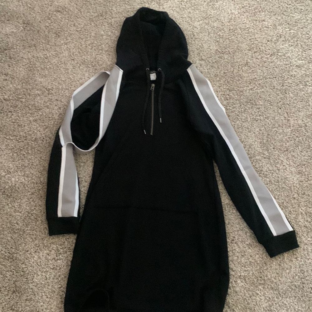 Small Venus casual dress. NWOT. Never worn. Open sleeves. Front pockets.